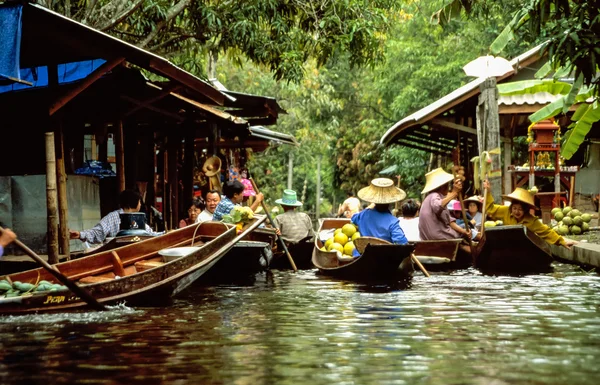 Damnoen Saduak floating market with boats and vendors
